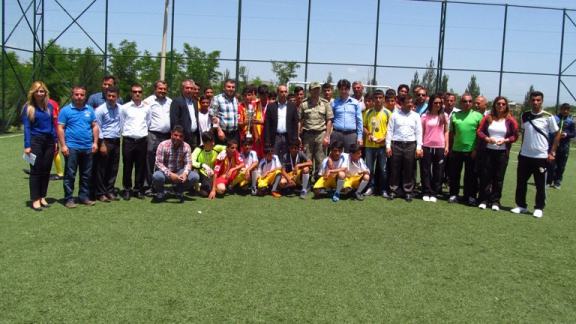İkiköprü Sabancı Ortaokulu Tarafından Düzenlenen 2. Geleneksel Halı Saha Futbol Turnuvası Sona Erdi.