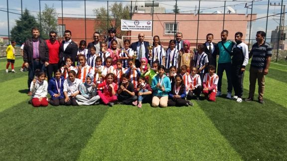 Sporu ve Sporcuyu Geliştirme Projesi Kapsamında Ortaokullar Arası Küçük Kızlar ve Küçük Erkekler Futbol Maçları Finali Yapıldı.