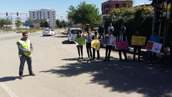 Beşiri Mesleki ve Teknik Anadolu Lisesi öğrencileri tarafından trafik denetimi yapıldı.